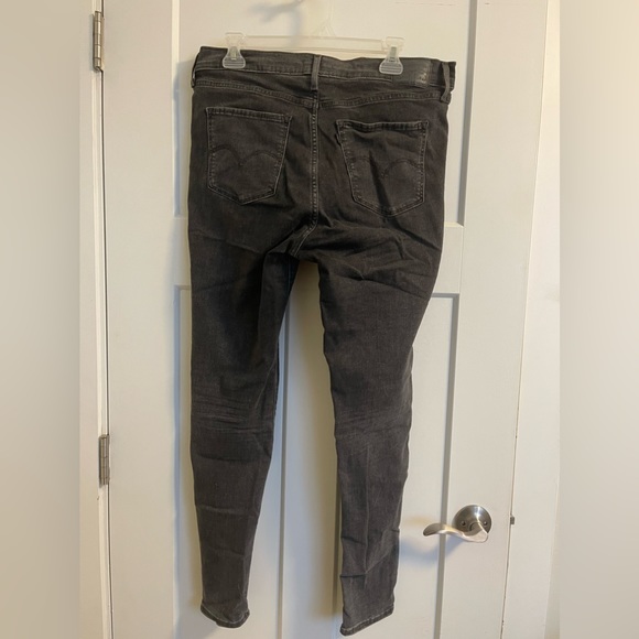 High Rise Super Skinny Levi’s - Picture 2 of 3
